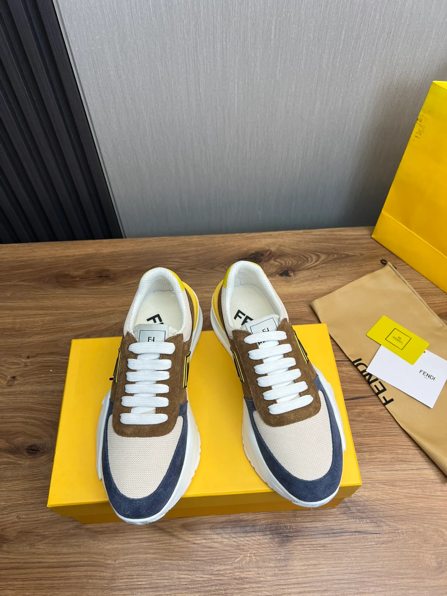 Men's shoes 💰520💰 Fendi [Fendi] hot style is on the market 🔥Fashionable casual men's shoes 🔱 Made of original cowhide + breathable mesh lining + sheepskin feet, perfect shape, top quality, you deserve it 🔜Original outsole, ultra-light, non-slip and wear-resistant 👣 Standard size 38-44 (customized in 45)